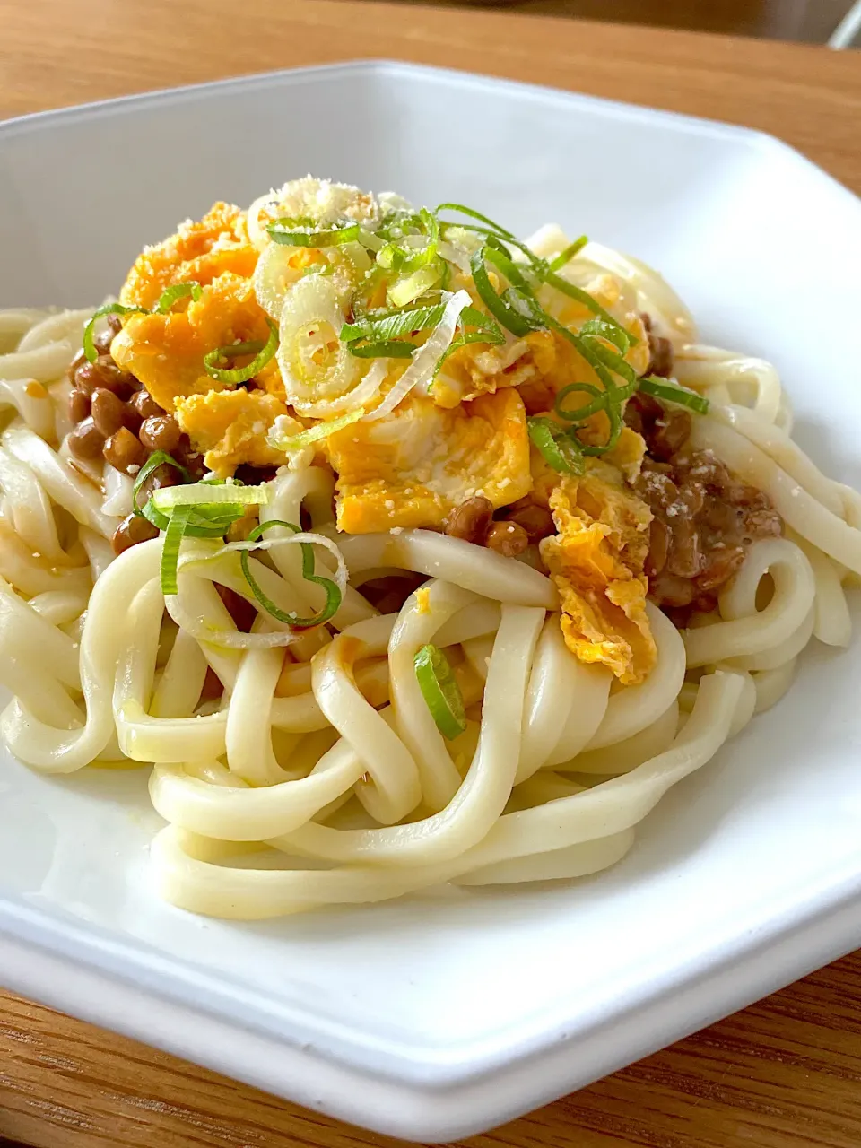 アンチョビ納豆卵うどん🍳|ここここのかさん