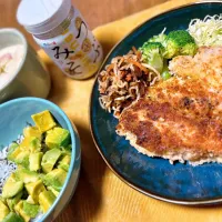 里芋のずいきの炒め煮、チキンカツレツとアボカドしらす丼、つぶみそ豆乳スープ