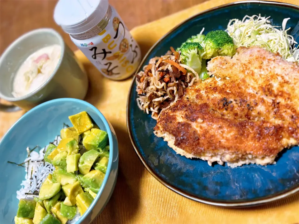 里芋のずいきの炒め煮、チキンカツレツとアボカドしらす丼、つぶみそ豆乳スープ|きいろさん
