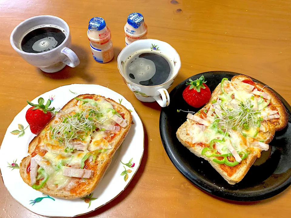 全粒粉食パンでピザパン。苺。タンポポ珈琲。Yakult|さくたえさん