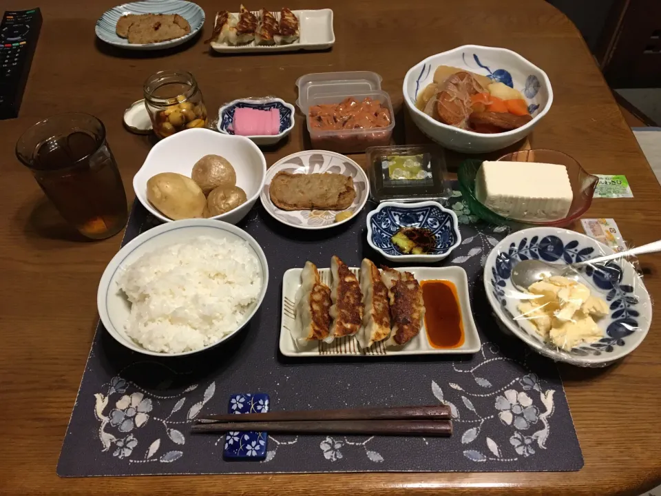 ご飯、焼き餃子、煮物、じゃこ天、じゃが塩辛、板わさ、黒酢ニンニク、もずく酢、冷奴、烏龍茶、手作りアイスクリーム(夕飯)

ご馳走様 #夕飯 #贅沢餃子 #じゃが塩辛|enarinさん