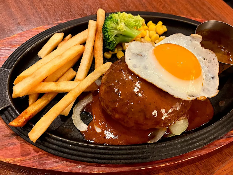 「黒×黒ハンバーグ ブラウンソース」
黒毛和牛7.5×黒豚2.5が美味しさの黄金比率らしい。
ナイフを入れると肉汁が溢れ出てきた。|ゆうじ.さん