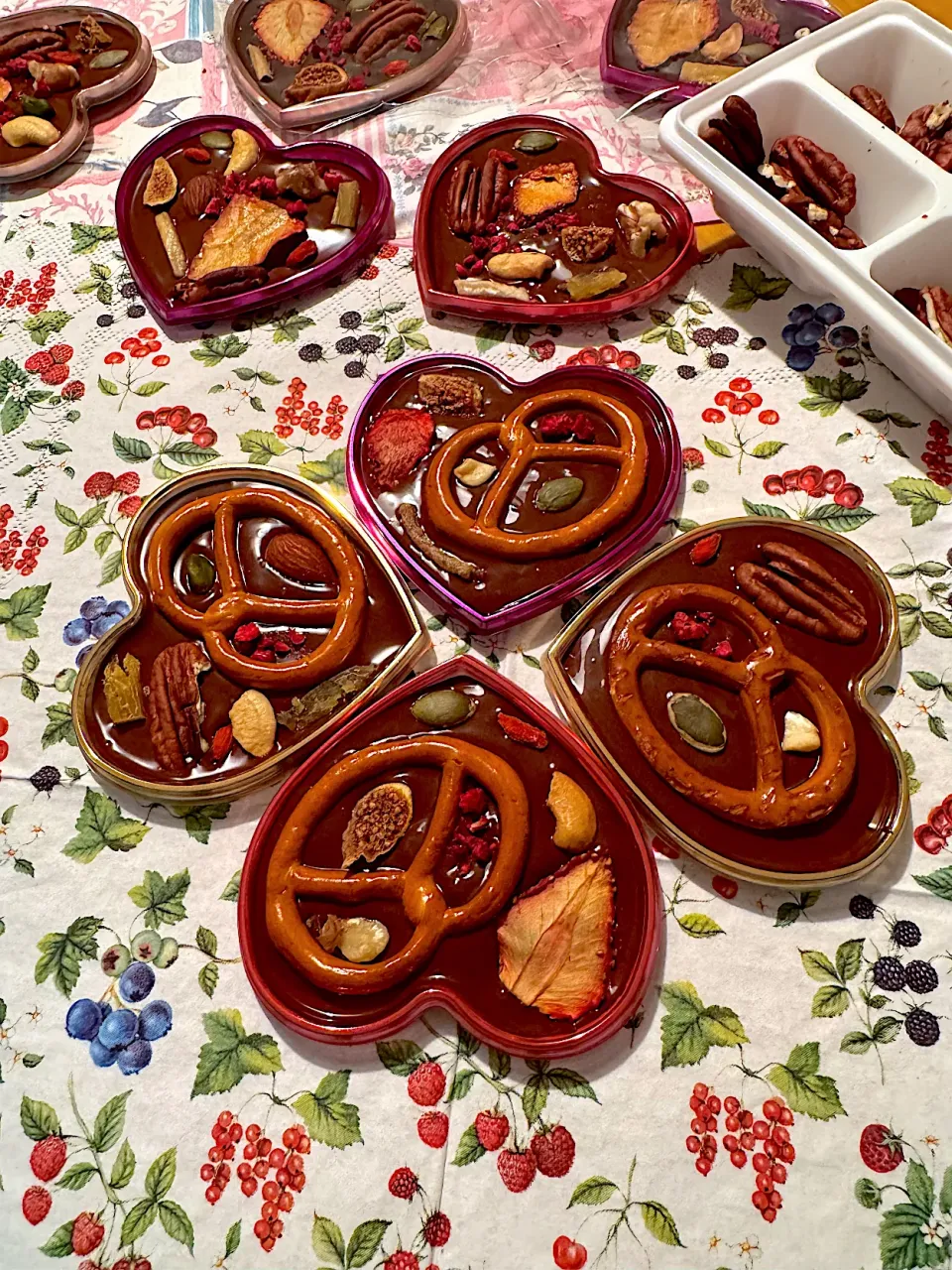 プレッツェル入り🥨ドライフルーツ＆ナッツのハートチョコレート🍫|さらっと🍀さん
