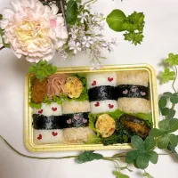 2/14❤︎主人のおにぎり弁当🍙💓

＊ おかかチーズおにぎり
＊ 梅おにぎり
＊ 塩昆布おにぎり
＊ 桜海老たまご焼き
＊ 茄子の挟み揚げ
＊ かぼちゃコロッケ
＊ たらこパスタ
＊ ほうれん草の胡麻和え|Makinsさん