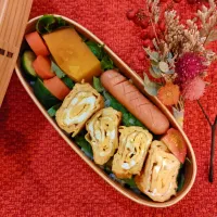 今日のわっぱご飯

幕の内弁当
　シャウエッセン
　季節のお野菜
　だし巻き玉子

美味しくできました✨|ふかふかごはんさん