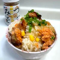 ひろりんさんの料理 鮭🐟コーン🌽の味噌バター混ぜご飯|ひろりんさん