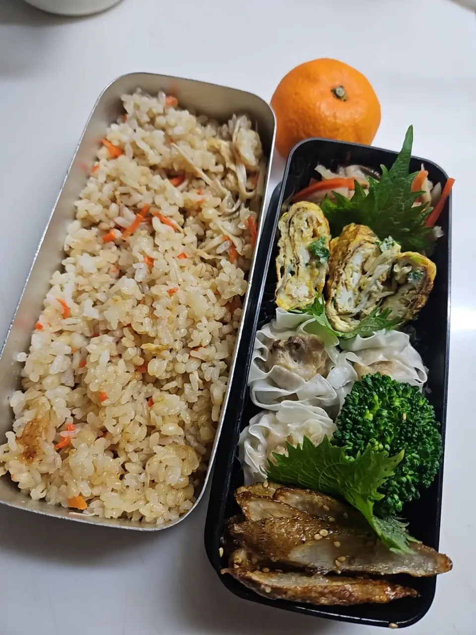 ☆高校生弁当☆もち麦入り炊き込みご飯、切干大根、シラス葱卵焼き、焼売、ブロッコリー、牛蒡甘辛、みかん|ｼｮｺﾗさん