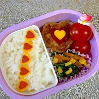 (2/14) バタバタした朝の年少さんのお弁当　　　(エノキ、玉ねぎ、生揚げ入り)ハート型ハンバーグ🩷、ほうれん草&にんじん&コーンのナムル、ミニトマト🍅|Kahoさん