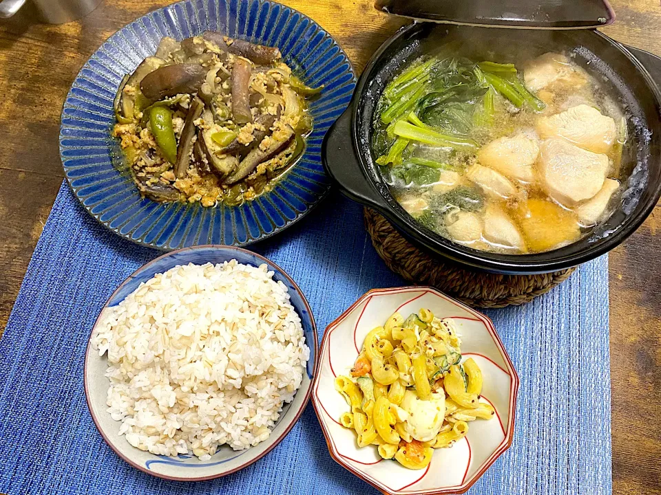 小松菜と胸肉の常夜鍋　ナスピーマンひき肉味噌炒め　マカロニサラダ　麦ご飯|♡misaki♡さん