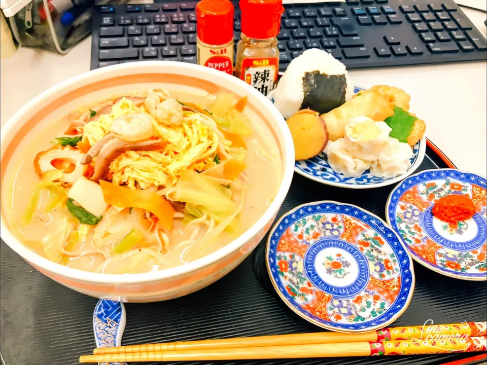 本日の日替わり弁当🍱
  長崎ちゃんぽん  DELI STYLE

①長崎ちゃんぽん

    おまけ
②塩おにぎり
③ゴーヤーリングフライ
④春巻き
⑤海老焼売
⑥さつまいもレモン煮
   
   味変軍団    白胡椒・辣油・豆板醤・酢|TakeBooさん