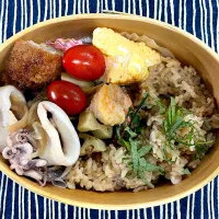 イカ煮、エビと蓮根のカレー風味、玉子焼、メンチカツの炊き込みご飯🍱|なお🅿️さん