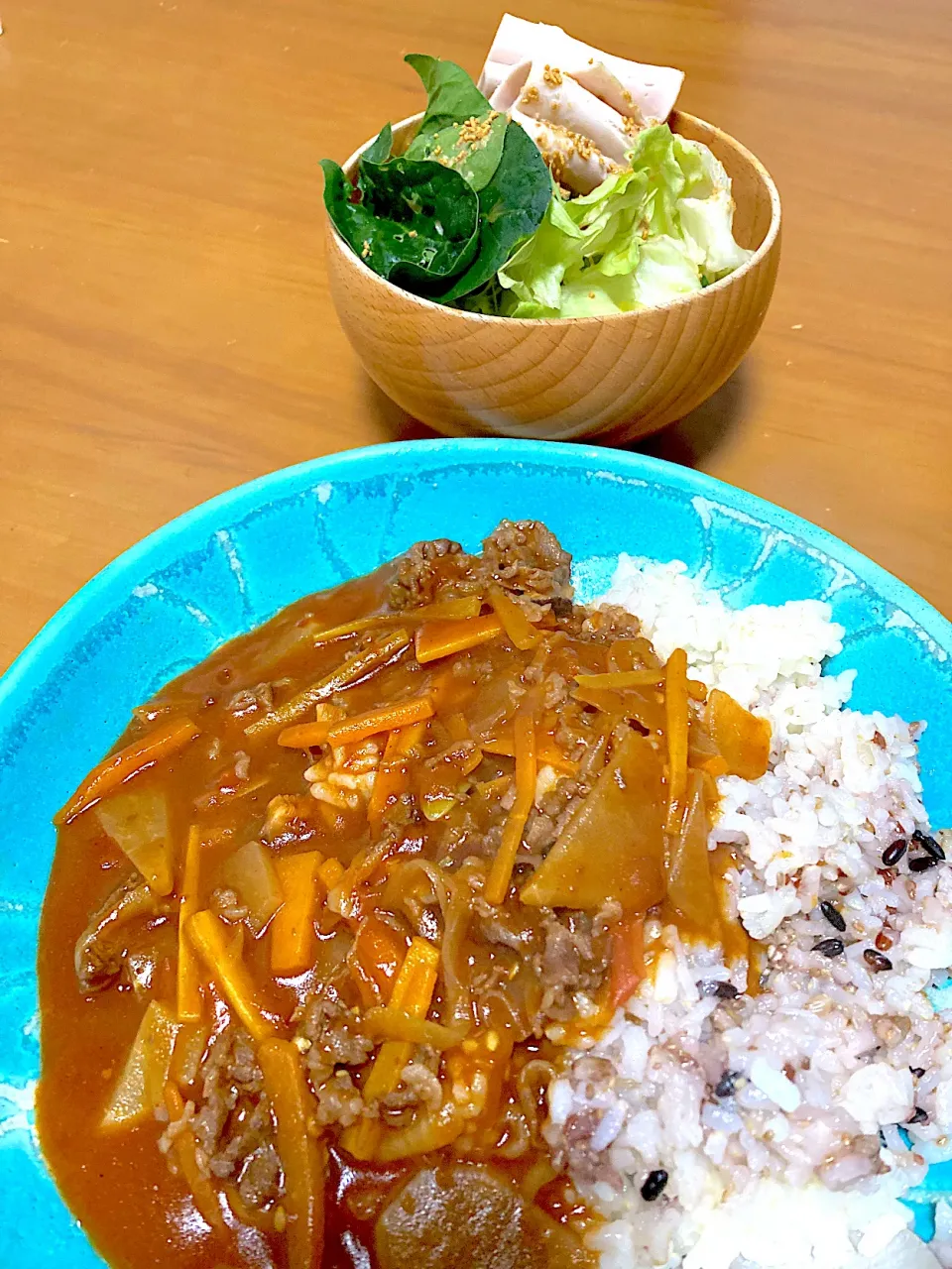 ハヤシライスの隠し味に粒みそ〜サラダはチョコちゃんから頂いた柔らかほうれん草に粒みそ😘|さくたえさん