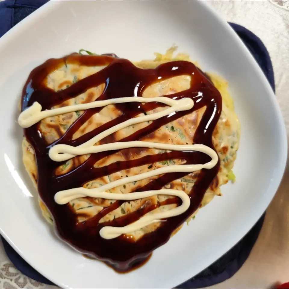 お好み焼きミックス粉、豚、卵、カットネギカットキャベツで簡単な昼(ハート型🩷)|m.rafuさん