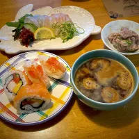 真鯛の刺身と、サーモンロールと赤海老の寿司🍣と、砂ずりの塩ダレと赤だし|もえさん