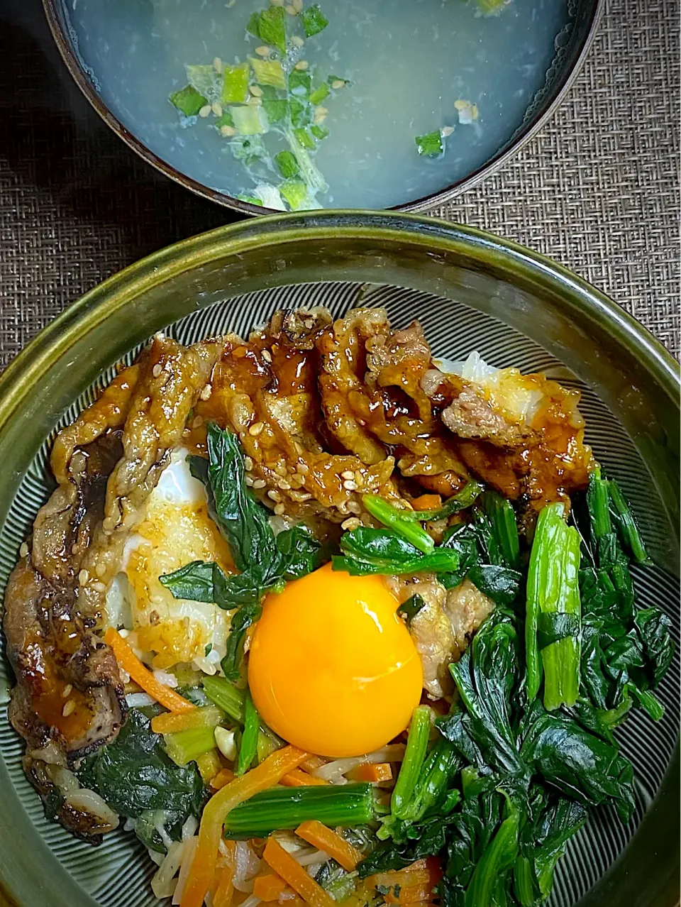 牛カルビ丼|すくらんぶるえっぐさん