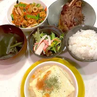 おっさんご飯　グラタン　小松菜の油炒め　こん棒　汁　サラダ|ひげおやじさん