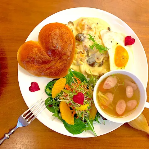 「クレイジーソルト」を使ってみたSnapdishの料理・レシピ写真:ハートパンと鶏のクリーム煮の献立