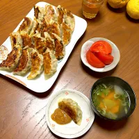 餃子(大判の餃子の皮で60個分)ニンニク味噌だれで、中華スープ、トマト|柚子きりかさん