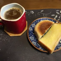 オギノパンの野沢菜おやき、トースト、ホットコーヒー|enarinさん