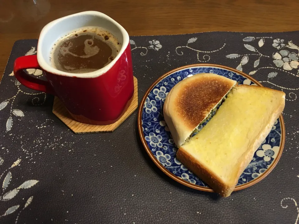 オギノパンの野沢菜おやき、トースト、ホットコーヒー|enarinさん