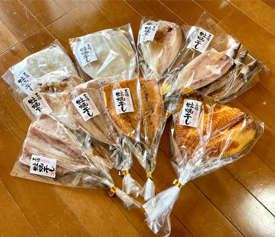 長崎の干物。。。
カマス、アジ、味醂干しのアジ、真イカ、アコウ鯛、アコウ鯛味醂干し|Takeshi  Nagakiさん