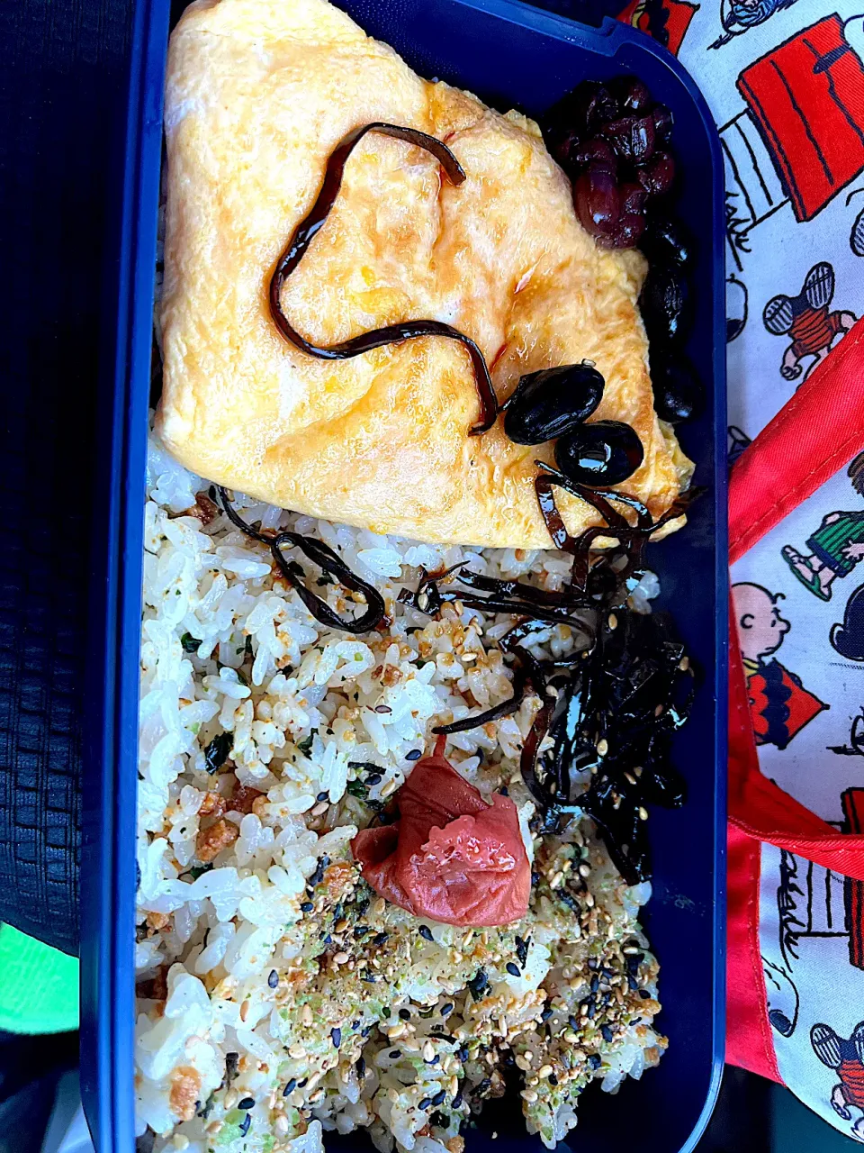 #昼飯　豆と胡麻昆布の天パー顔チーズオムレツと梅とあずき豆10個茶豆4個乗せ肉味噌混ぜご飯山椒ふりかけ弁当|ms903さん