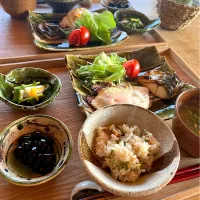 朝食　塩サバ　目玉焼き(焼きすぎ) 黒豆　蕪の柚子浅漬け　焼き鮭としめじの炊き込みご飯　春菊の味噌汁|izunさん