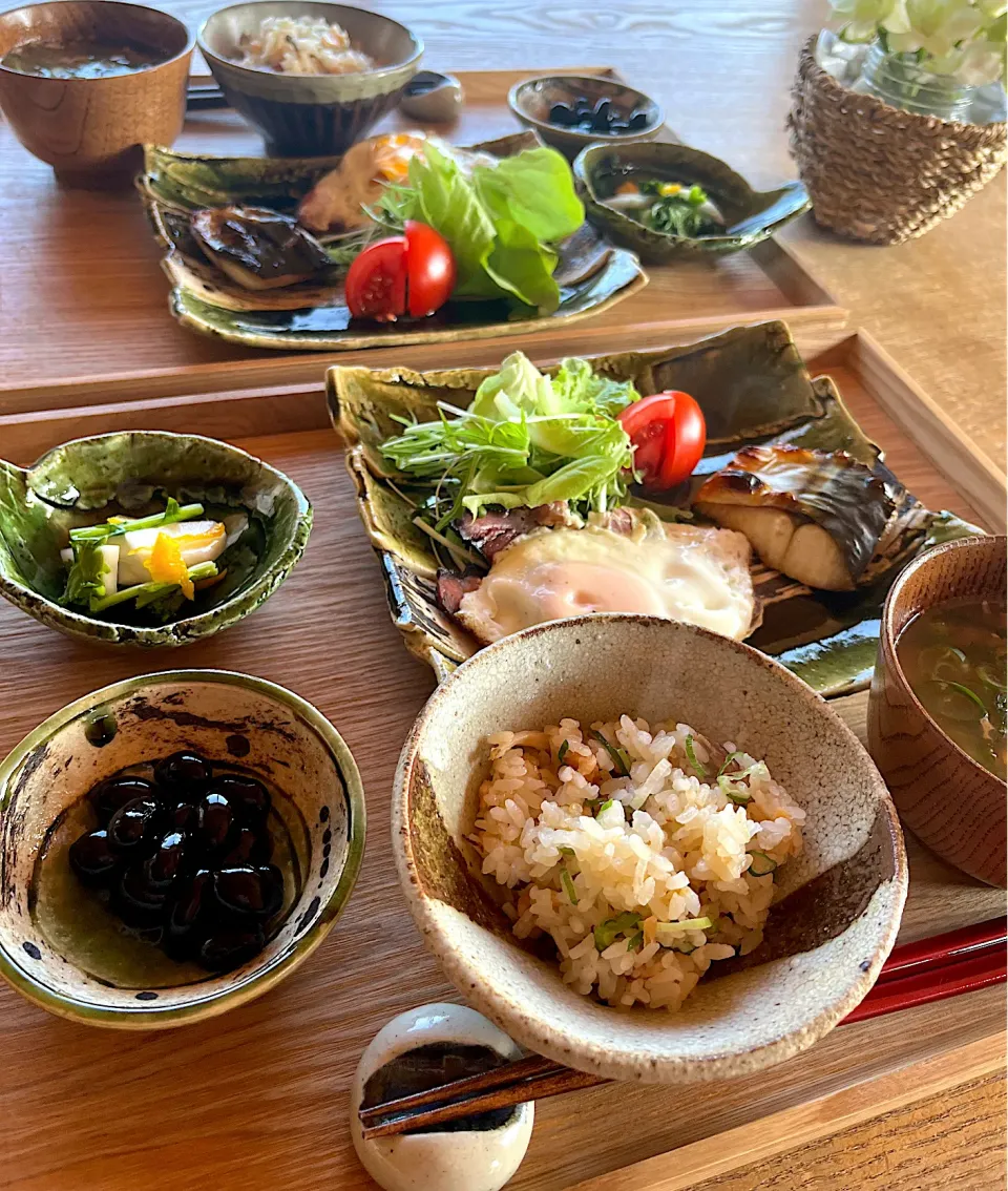 朝食　塩サバ　目玉焼き(焼きすぎ) 黒豆　蕪の柚子浅漬け　焼き鮭としめじの炊き込みご飯　春菊の味噌汁|izunさん