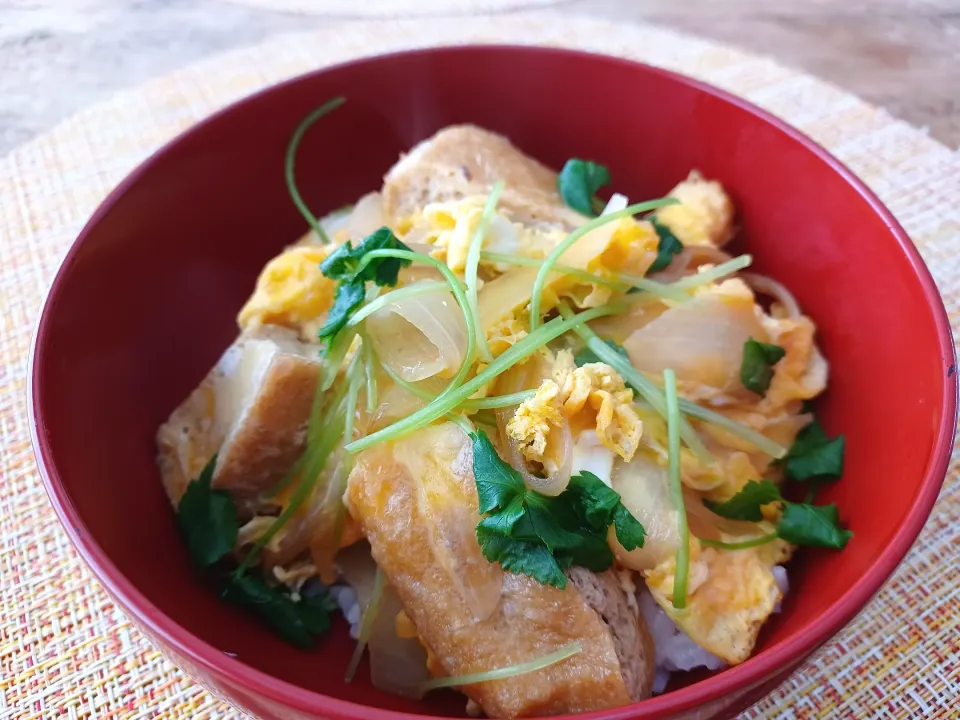 栃尾のお揚げを卵でとじてプチ丼|ぱいんてーるさん