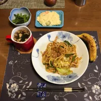 焼きうどん、ポテトサラダ、野沢菜漬け、ワカメ＆揚げニンニク＆揚げ玉ねぎ入りタマネギスープ、バナナ(昼飯)|enarinさん