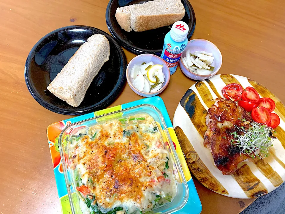 チョコちゃんから貰ったほうれん草と蕪の豆乳グラタン🩵グリルチキン🩵ライ麦食パン🩵大根のマリネ🩵ヨーグルトドリンク|さくたえさん