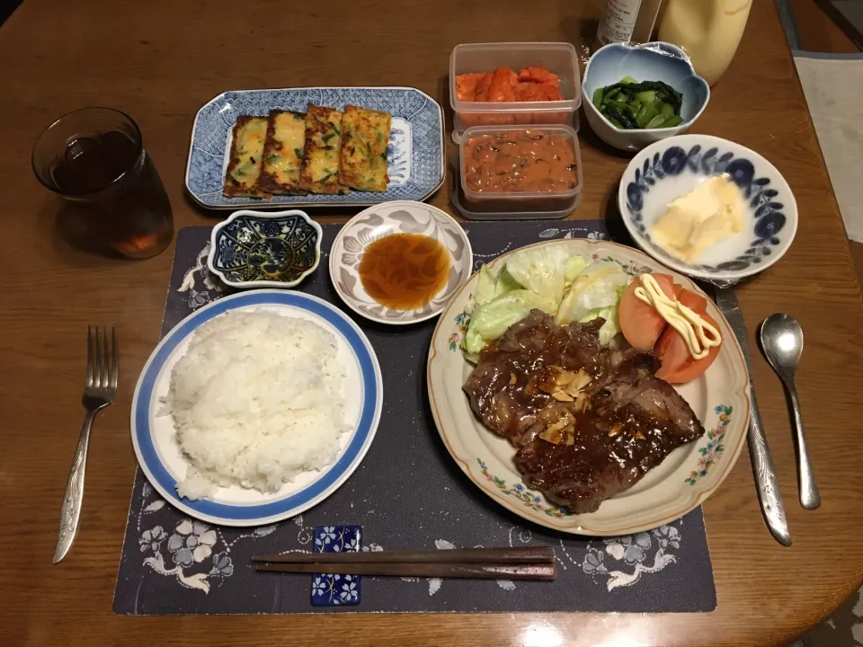 ご飯、ビーフステーキ、チヂミ、トマト、レタス、野沢菜漬け、辛子明太子、蒸しじゃがいも+イカの塩辛、烏龍茶、手作りアイスクリーム(夕飯)

ご馳走様♫ #夕飯 #ビーフステーキ #チヂミ|enarinさん