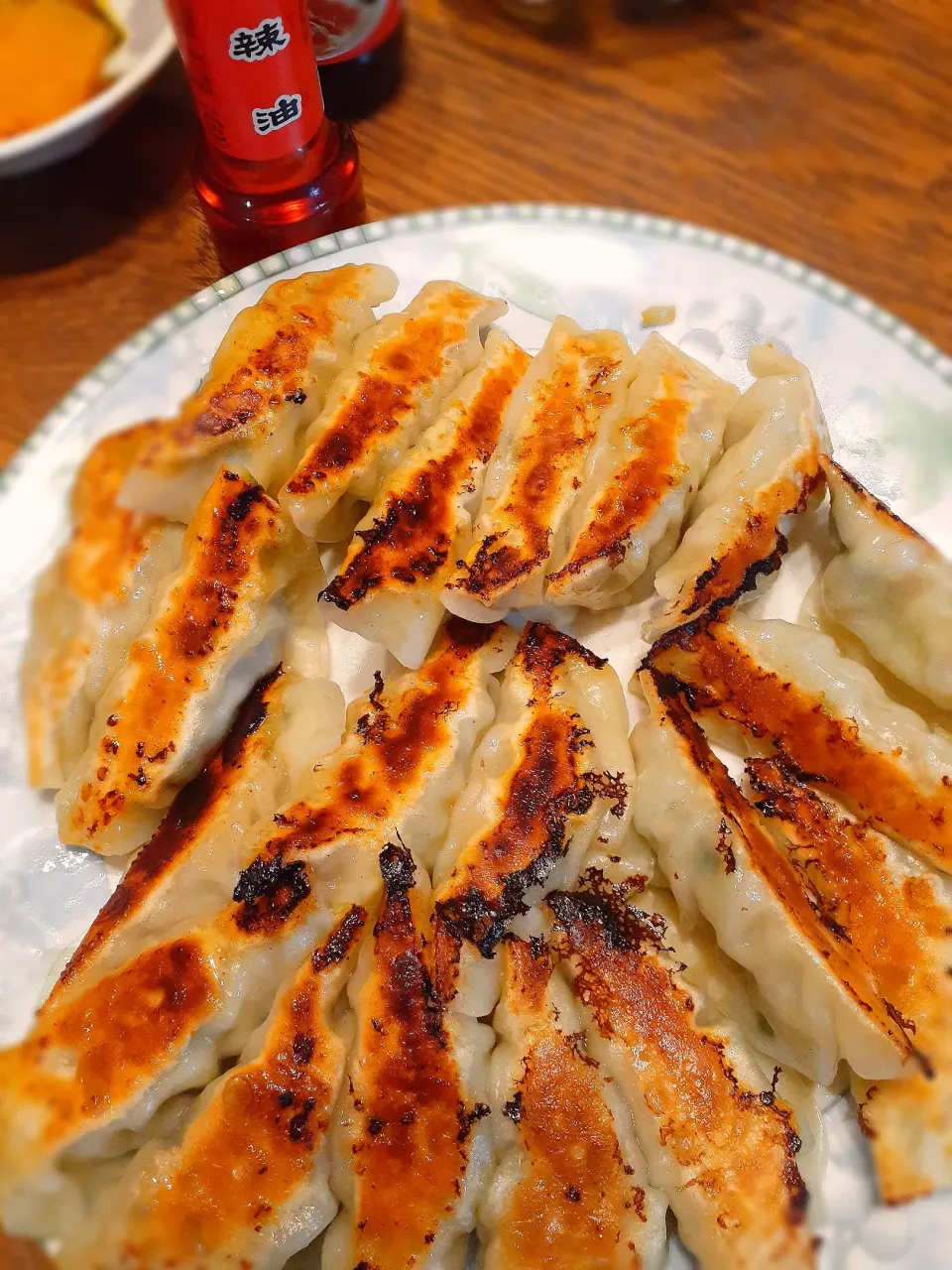 綺麗に並ばなかった餃子🥟|fumfumさん
