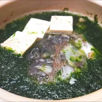 真鯛のかぶとと豆腐を煮込み最後に生の青海苔を入れます。|kamekameさん