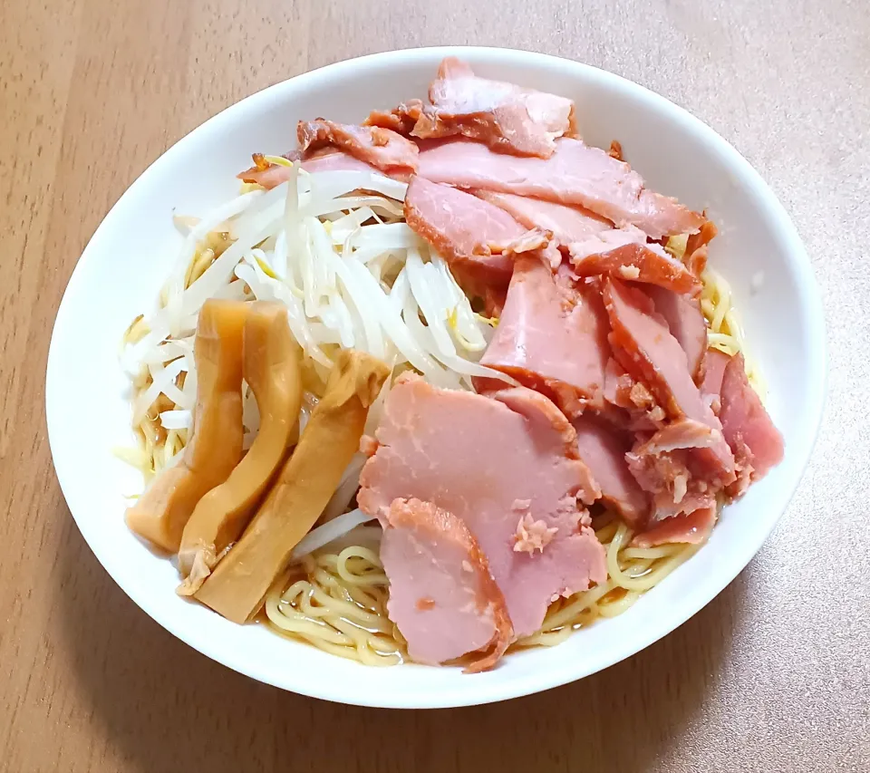 メンマ、チャーシュー、もやしをたっぷりのせた鶏ガラしょうゆラーメン|ナナさん