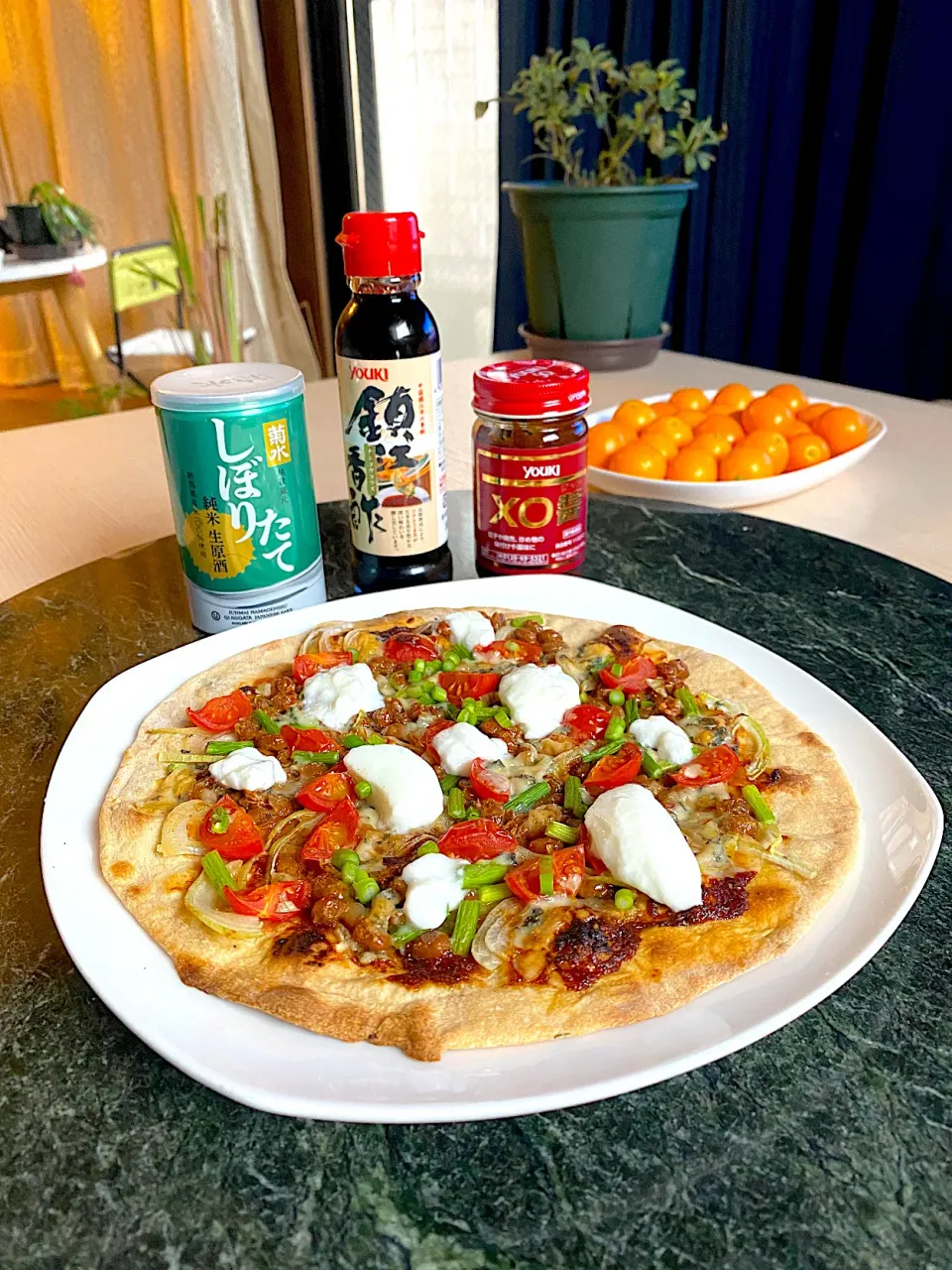 XO醬ミートとタマネギとプチトマトのピザ🍕仕上げにタバスコでなく鎮江香酢〜菊水 しぼりたて純米生原酒 で乾杯|shikaさん