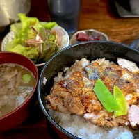 守谷市　かげろう稲田さん家地養鶏もも肉炭火焼き味噌照りお重山椒かけ|あべたかひろさん