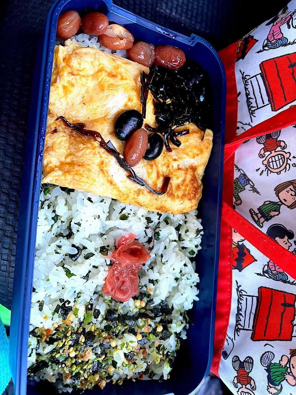 #昼飯　豆と胡麻昆布の天パー顔チーズオムレツと梅と黒豆5個茶豆5個乗せ胡麻油風味ワカメ混ぜご飯山椒ふりかけ弁当|ms903さん