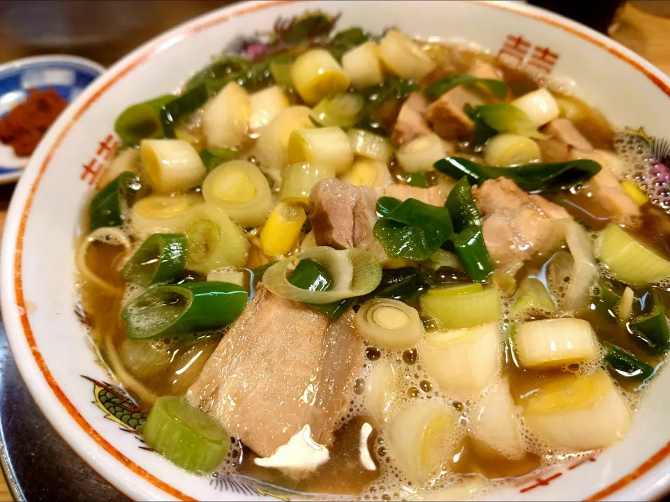 【2/28までの限定】
【食べログ百名店 ラーメン TOKYO 2019~2024 選出店】
煮干そば 流。 
煮干チチブ醤油 
(別皿、辛子練り大蒜)
@十条1分 
(赤羽から徒歩27分) 
25046
〈醤25塩6噌󠄀5タ2昆3出2F3冷0〉|大脇さん