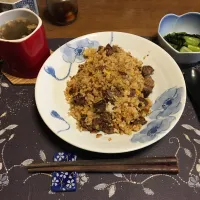 ビーフステーキ焼飯、野沢菜漬け、ワカメ＆揚げ玉ねぎ＆揚げニンニク入りタマネギスープ(昼飯)|enarinさん