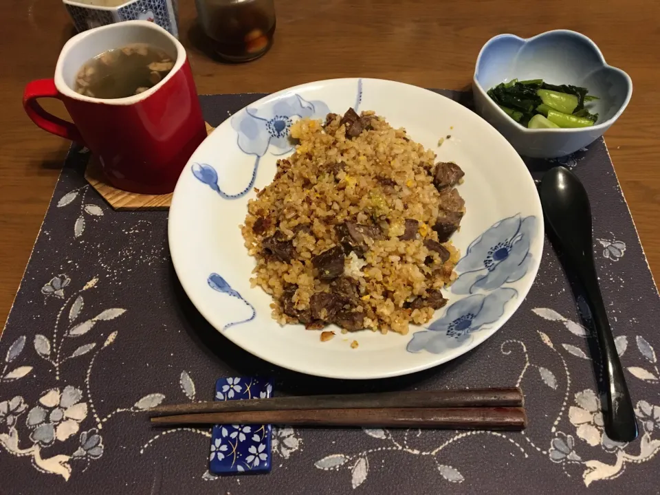 ビーフステーキ焼飯、野沢菜漬け、ワカメ＆揚げ玉ねぎ＆揚げニンニク入りタマネギスープ(昼飯)|enarinさん