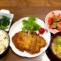 とんかつ　キャベツと揚げの味噌汁　ズッキーニとトマトのイタリアン炒め　小松菜の梅おかか和え| おさむん17さん