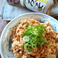 みそ変アレンジ!鮭の中骨缶詰と豆腐のそぼろ煮