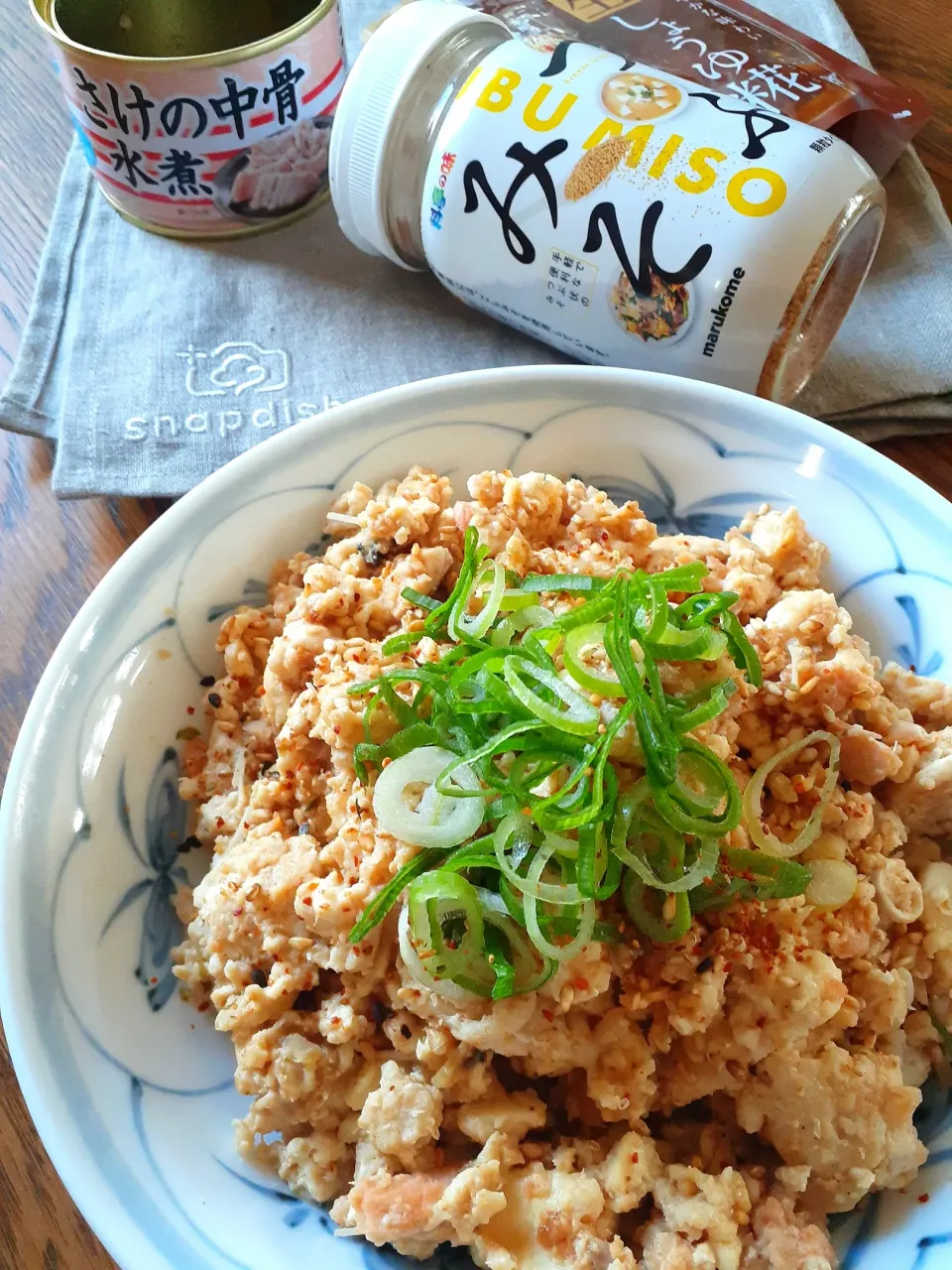 みそ変アレンジ!鮭の中骨缶詰と豆腐のそぼろ煮|fumfumさん