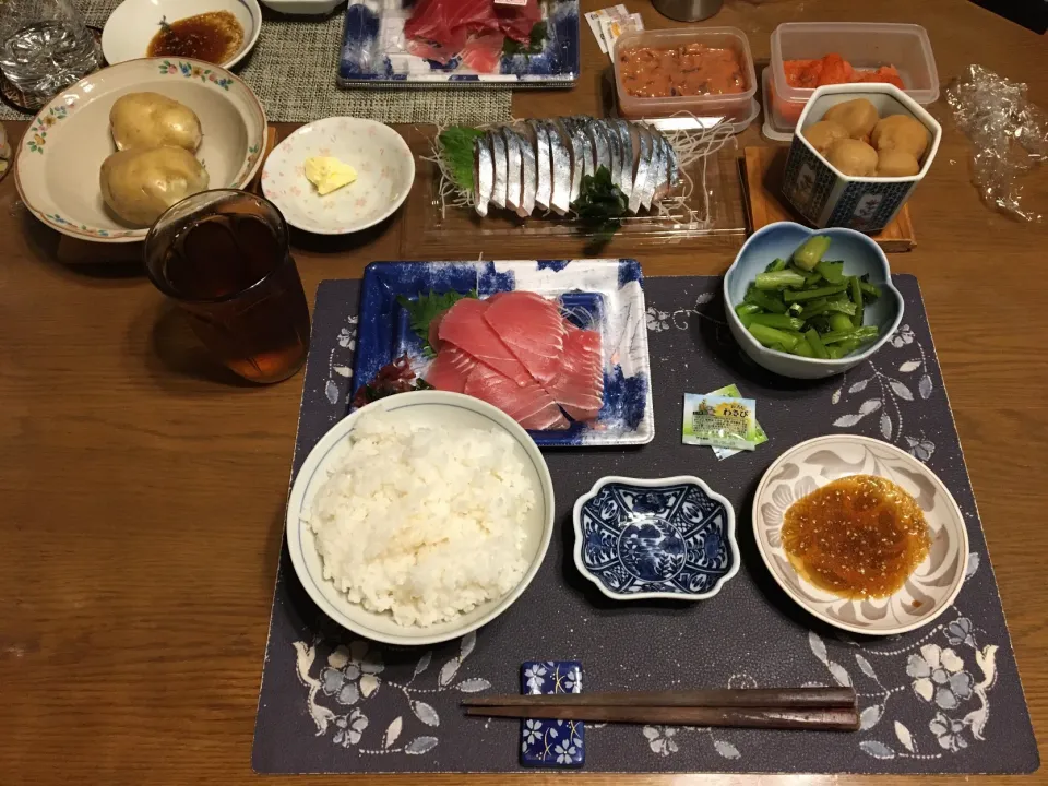 ご飯、真さばお造り、大めばちまぐろの平盛り、里芋の煮物、野沢菜漬け、辛子明太子、蒸したじゃがいも、イカの塩辛、烏龍茶(夕飯)|enarinさん