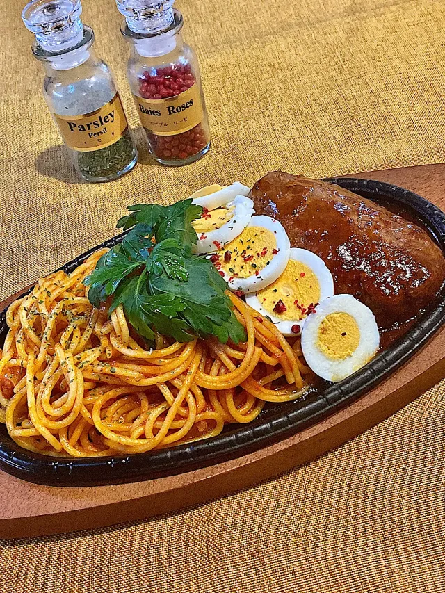 Snapdishの料理・レシピ写真:鉄板ナポリタン&FitDishデミグラスハンバーグ｜続報 第三弾！【SDユーザーさんが絶賛体験中】あなたにぴったりのおかずをお届け「FitDish」のココが好き！