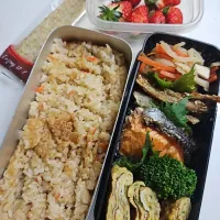 ☆高校生弁当☆もち麦入り炊き込みご飯、切干大根、牛蒡甘辛、鮭、ブロッコリー、シラス葱卵焼き、いちご、チョコクレープ|ｼｮｺﾗさん