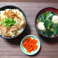 今日の朝ごはん（炊き込みご飯（舞茸ごはん）につみれ汁（つみれと小松菜とわかめのみそ汁）、漬物・大根の醤油漬）| Mars＠釜飯作り研究中さん