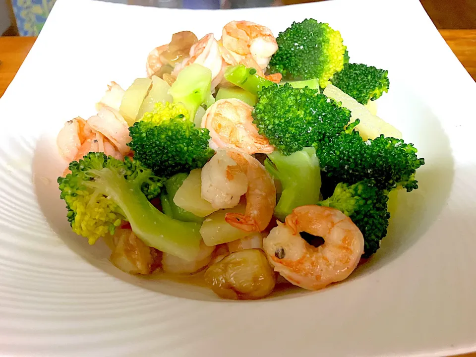 エビ🦐とブロッコリー🥦アヒージョ|ピンキーさん