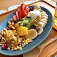 グリークヨーグルトの朝ごはんを　　　　　　　作ってみました🍓🍌🥝🥭🥜|mokoさん